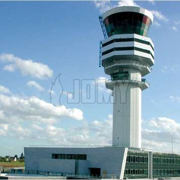 Mobiele gevelladder gebruikt voor het onderhoud van een verkeerstoren op een luchthaven. Mobiele gevel ladder in aluminium - Building Maintenance Unit